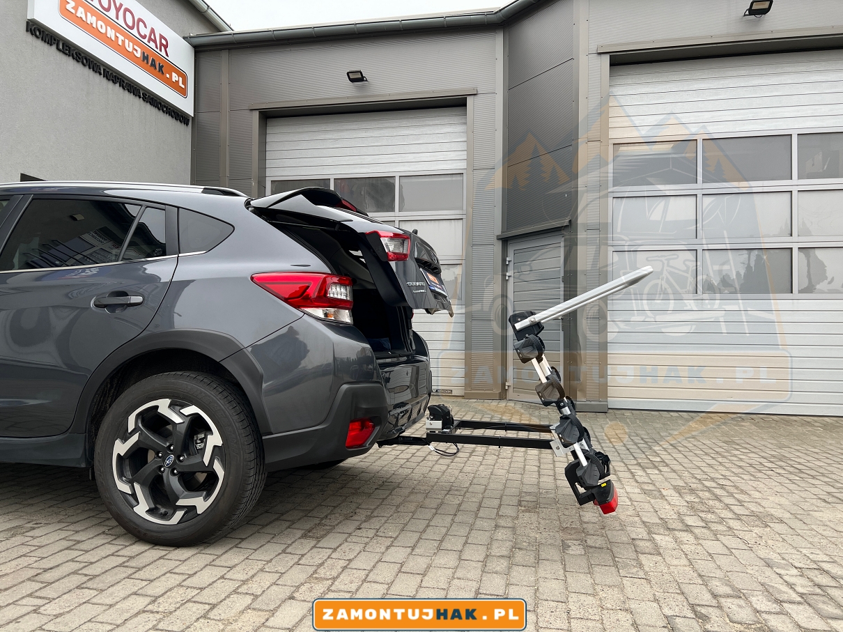 Subaru XV z bagażnikiem rowerowym montowanym na hak